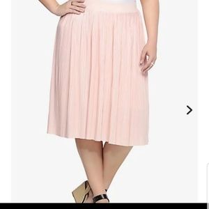 Pleated pink skirt